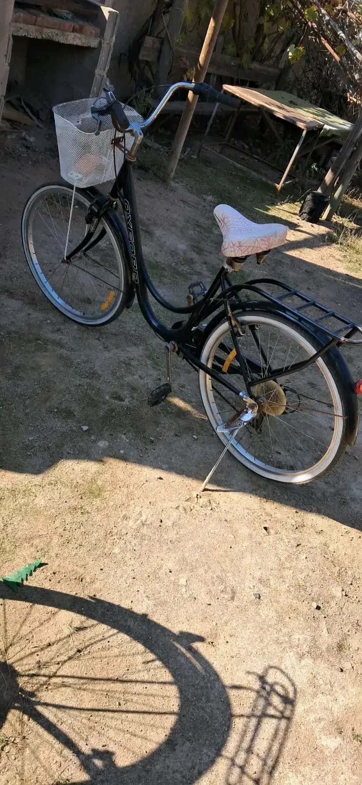 Bicicleta urbana negra con canasto - 1