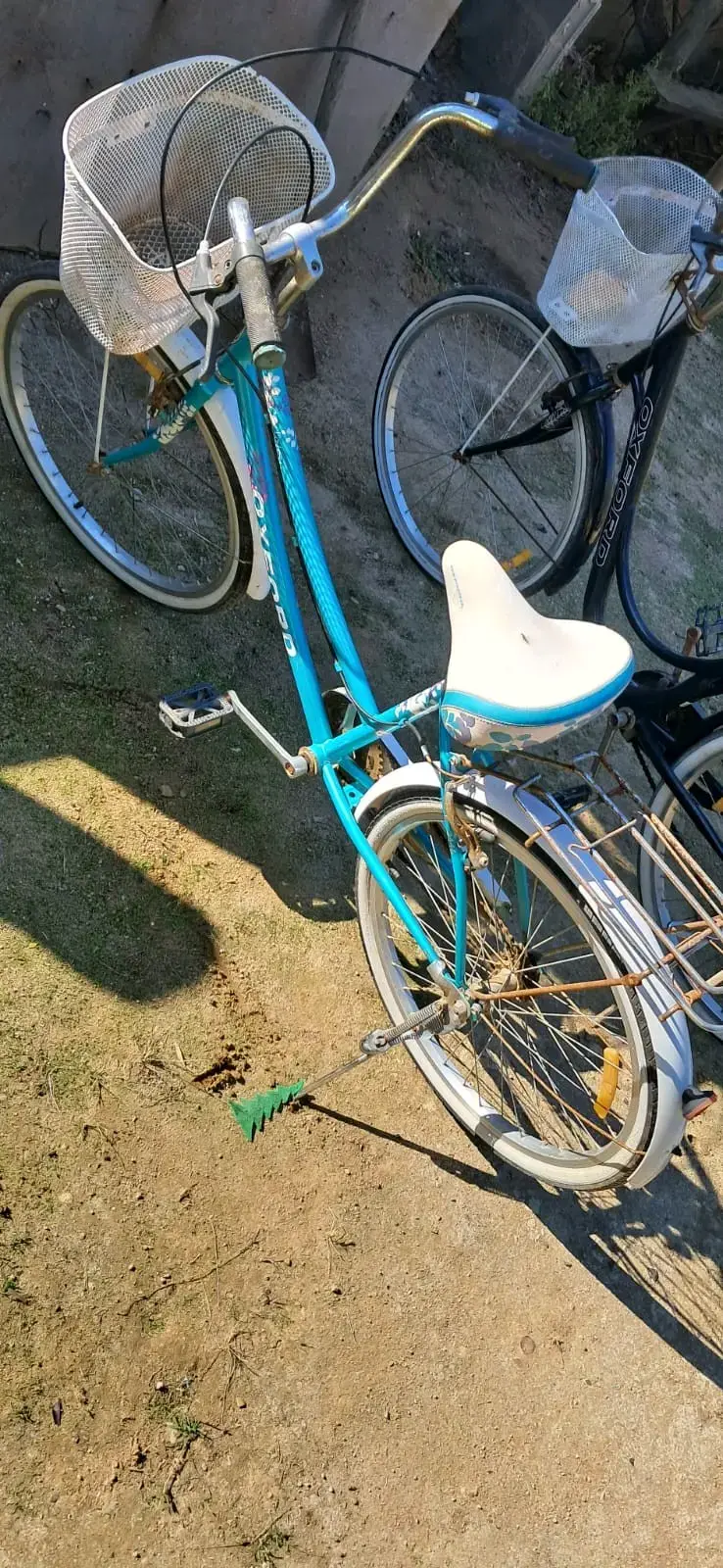 Bicicleta urbana negra con canasto - 2