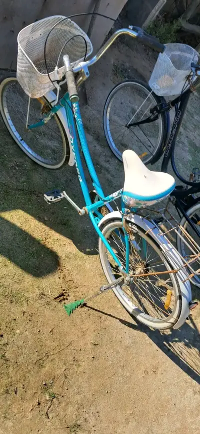 Bicicleta urbana negra con canasto - miniatura 2
