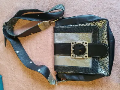 Cartera de cuero negro y plateado - miniatura 1
