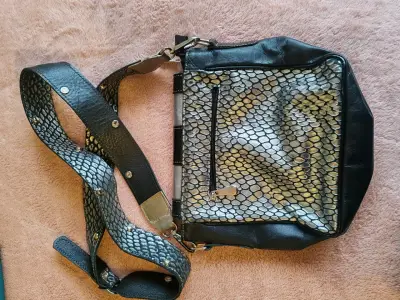Cartera de cuero negro y plateado - miniatura 2