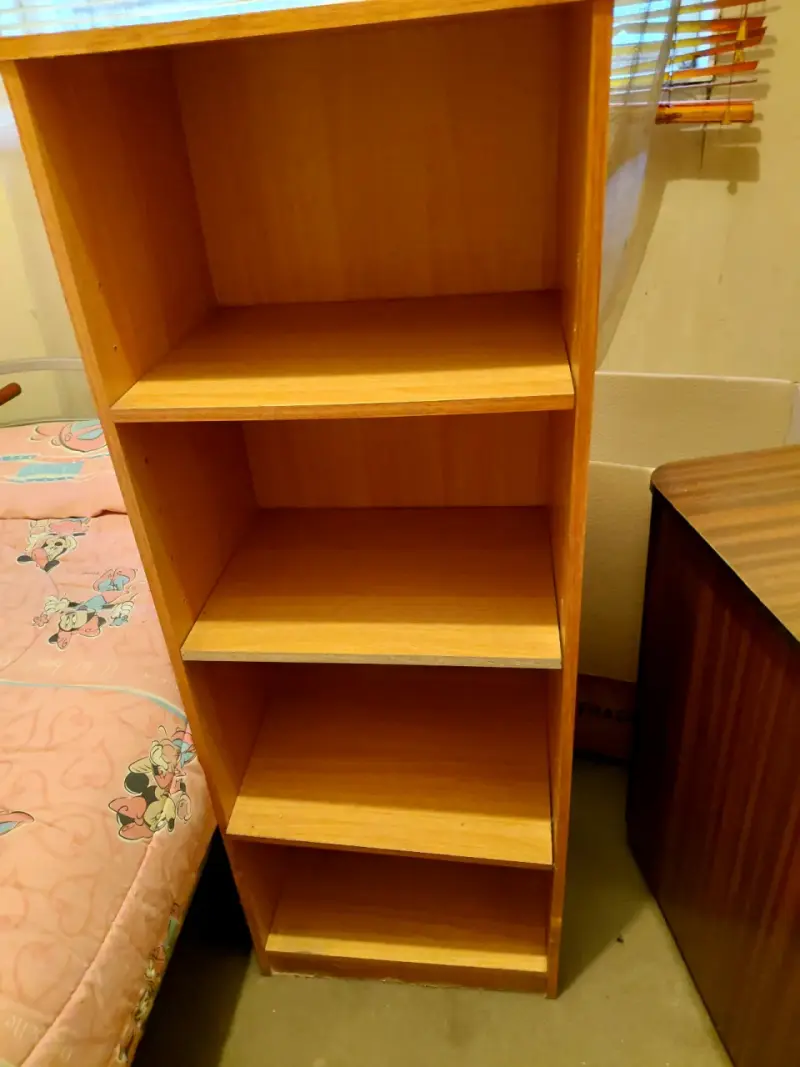 Estantería de madera mediana - 2