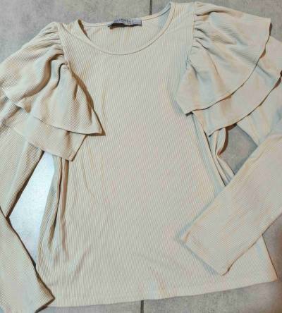 Polera Bassement beige con vuelos - miniatura 2