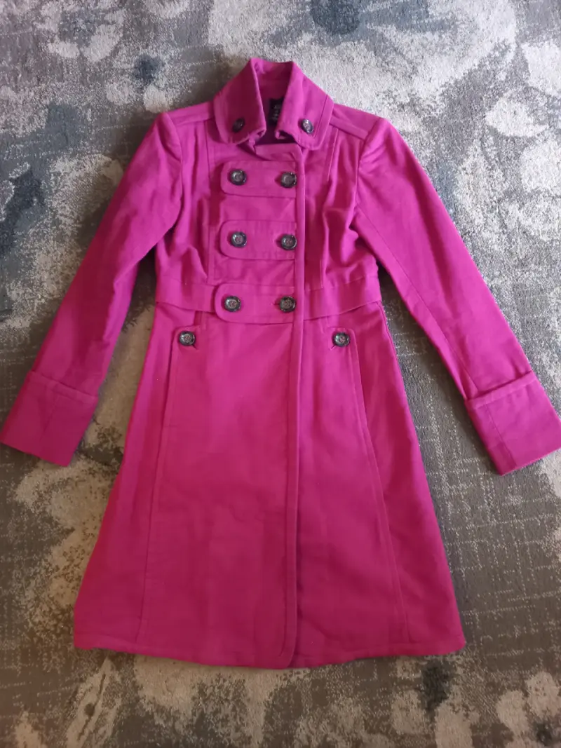 Abrigo fucsia con botones - 1