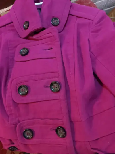Abrigo fucsia con botones - miniatura 4