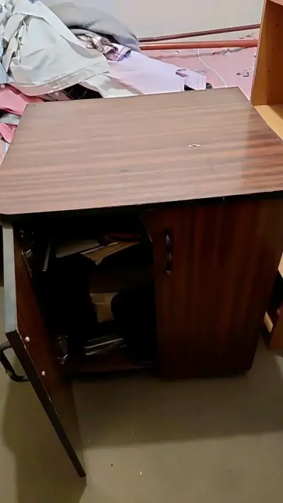 Mesa de oficina marrón - miniatura 1