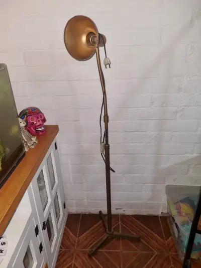 Lámpara de pie vintage dorada - miniatura 1