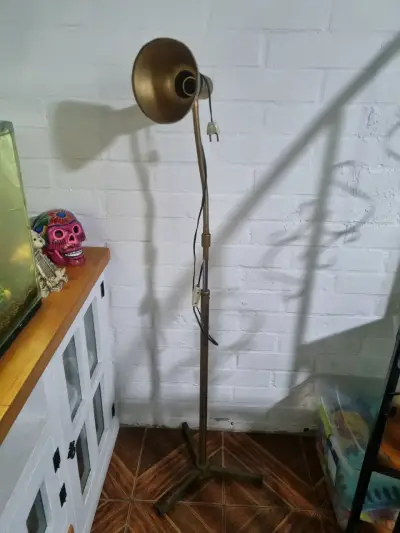 Lámpara de pie vintage dorada - miniatura 2