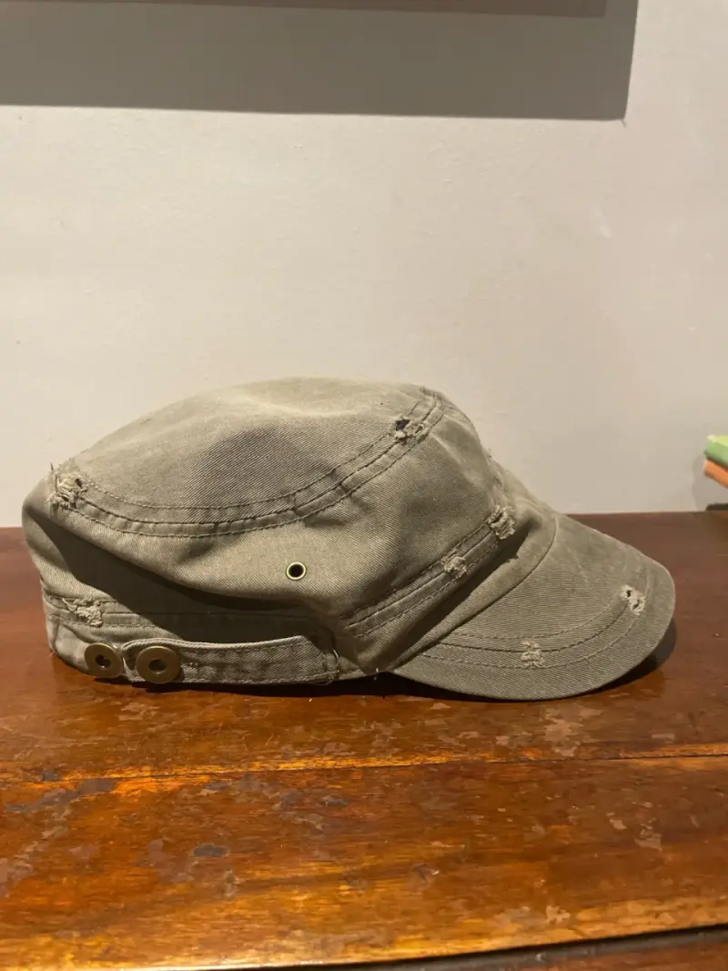 Gorra verde oliva estilo casual