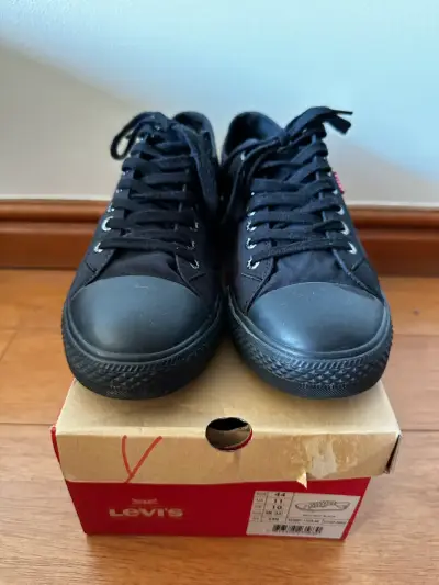 Zapatillas negras Levi's talla 44 - miniatura 1
