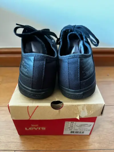 Zapatillas negras Levi's talla 44 - miniatura 2
