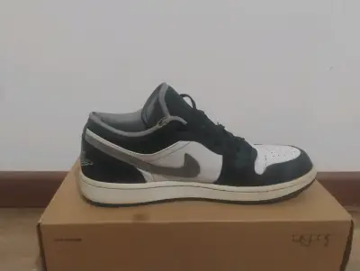 Zapatillas deportivas blancas y negras - miniatura 1