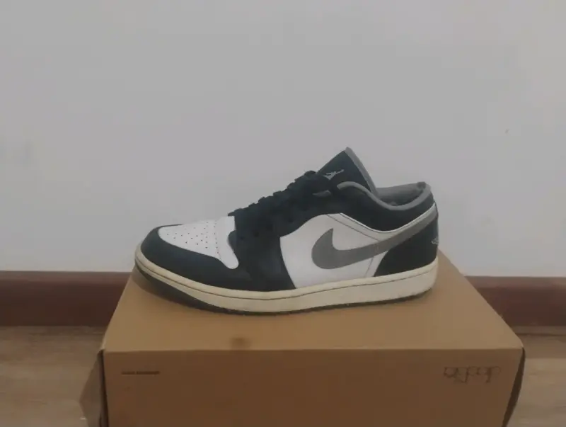 Zapatillas deportivas blancas y negras - 2