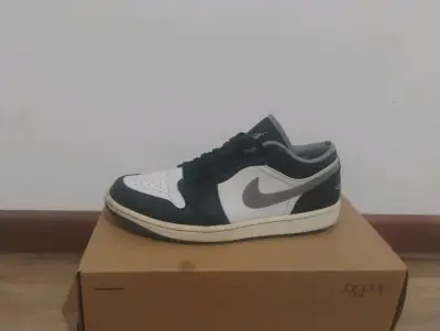 Zapatillas deportivas blancas y negras - miniatura 2