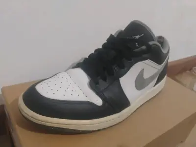 Zapatillas deportivas blancas y negras - miniatura 3