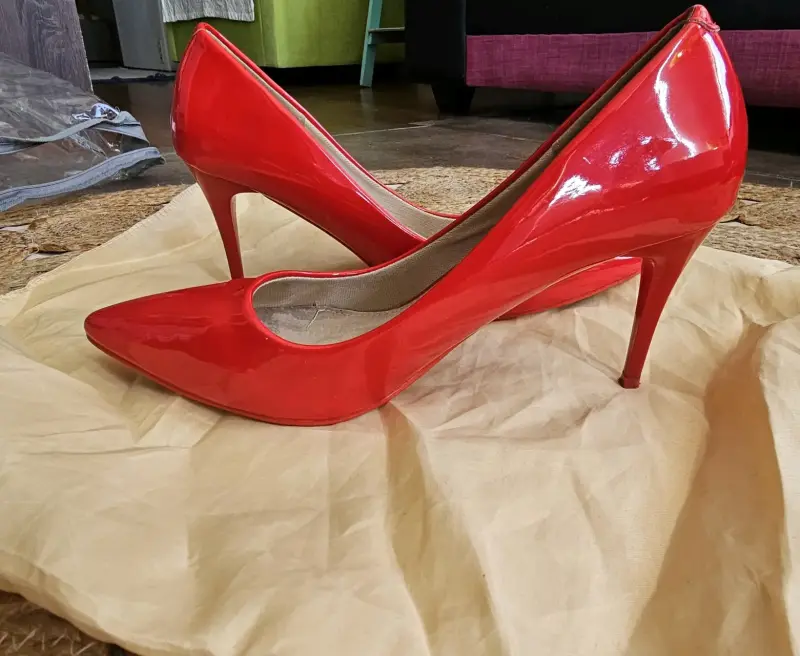 Zapatos de tacón rojo brillante - 1