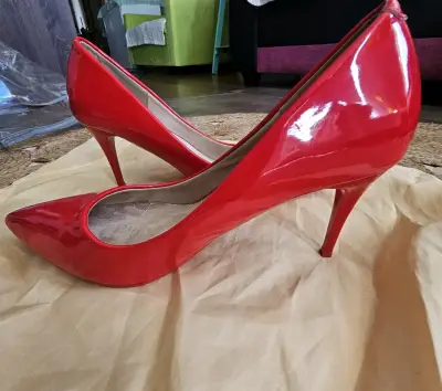 Zapatos de tacón rojo brillante - miniatura 4