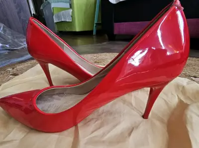 Zapatos de tacón rojo brillante - miniatura 5