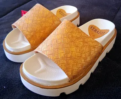 Sandalias doradas con plataforma - miniatura 1