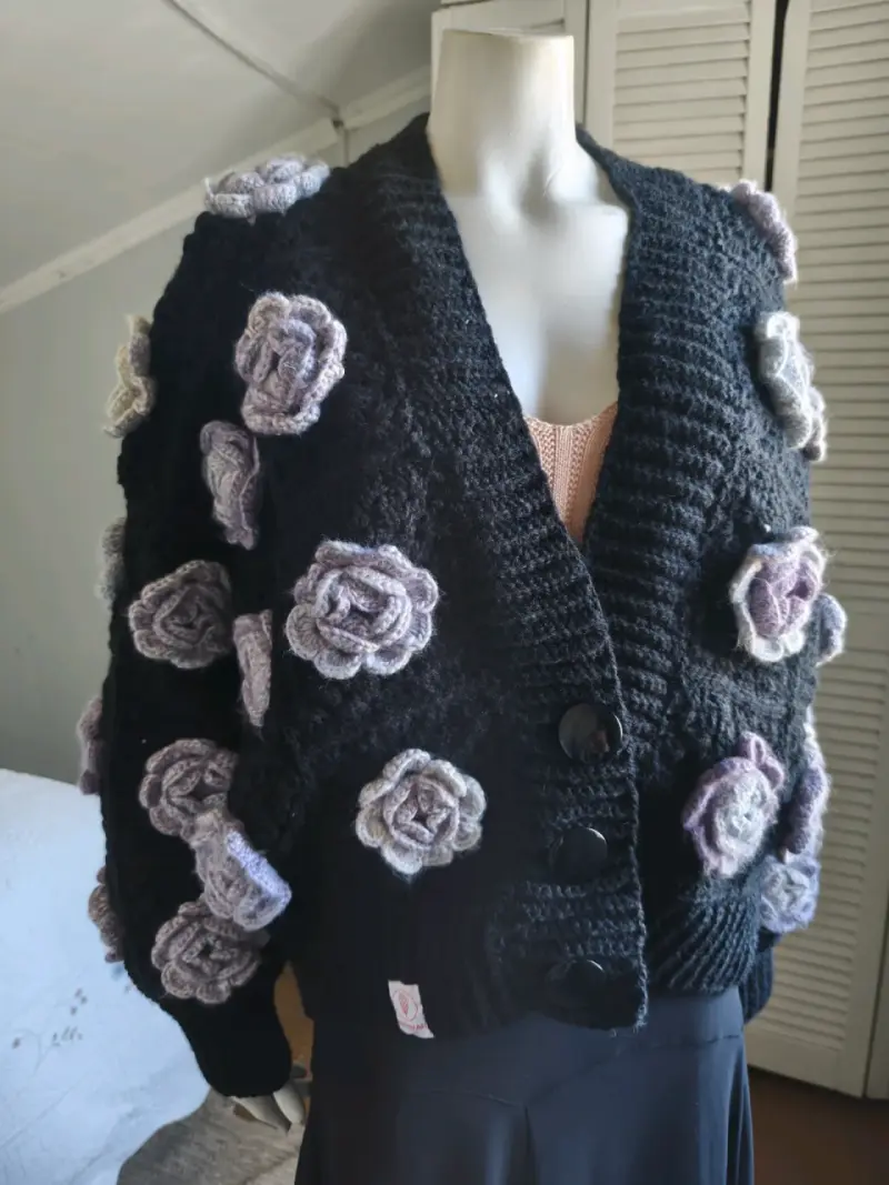 Suéter negro con flores tejidas - 2