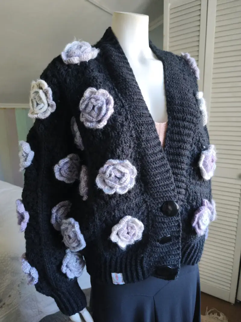 Suéter negro con flores tejidas - 3