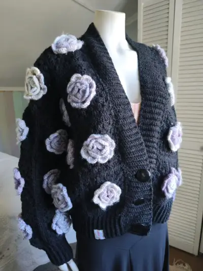 Suéter negro con flores tejidas - miniatura 3