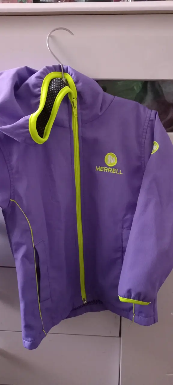 Chaqueta deportiva morada Merrell