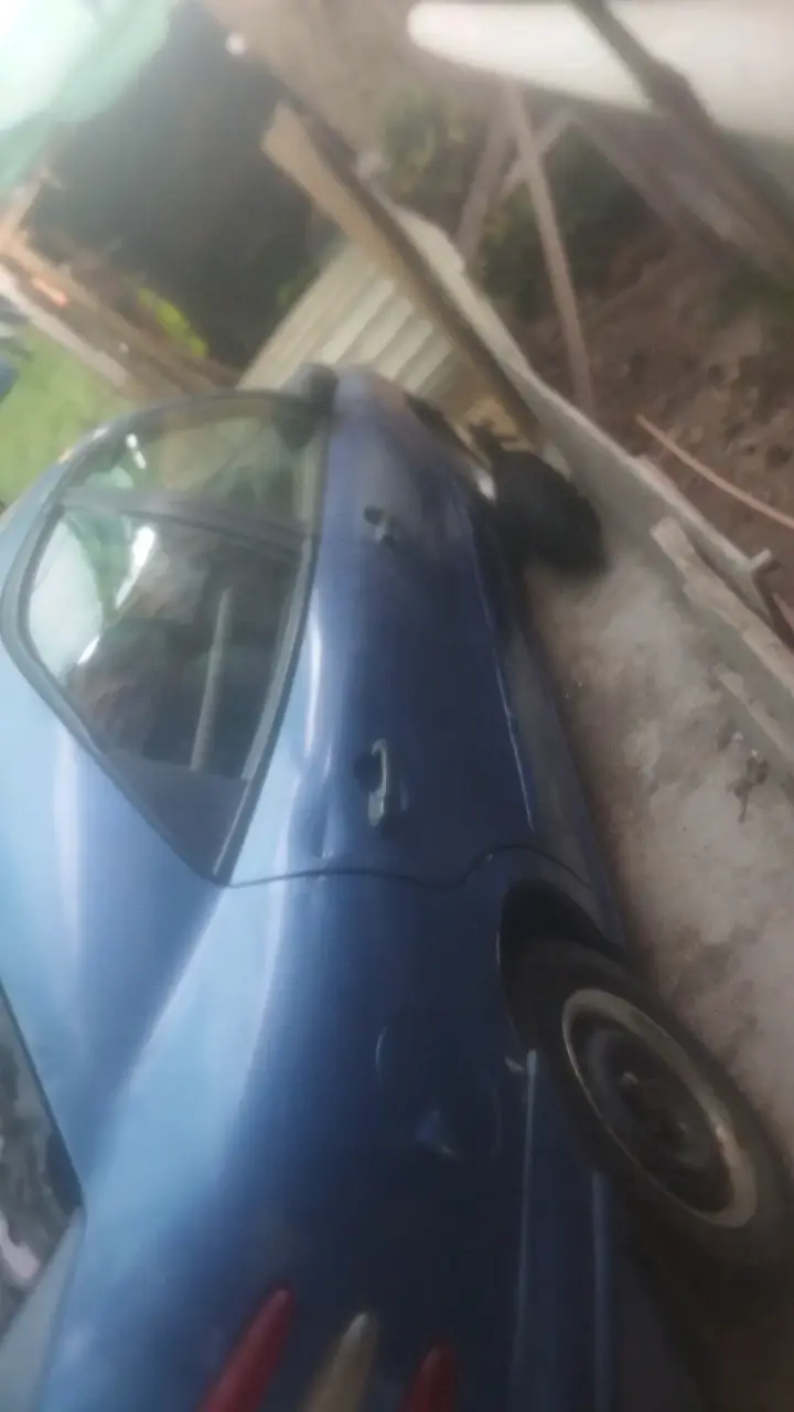 Auto azul en buen estado - 1