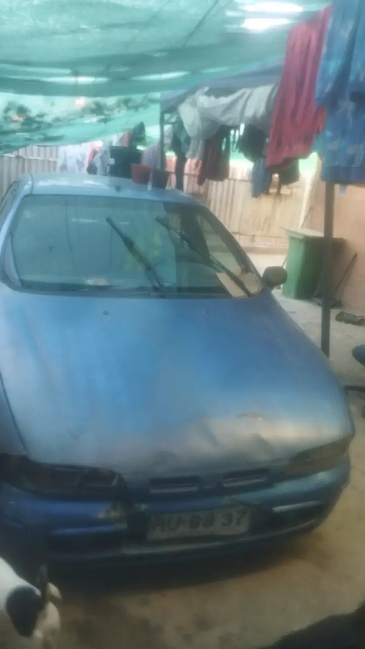 Auto azul en buen estado - 2