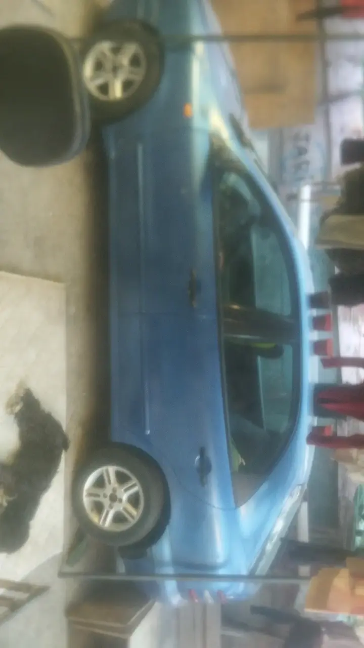 Auto azul en buen estado - 3