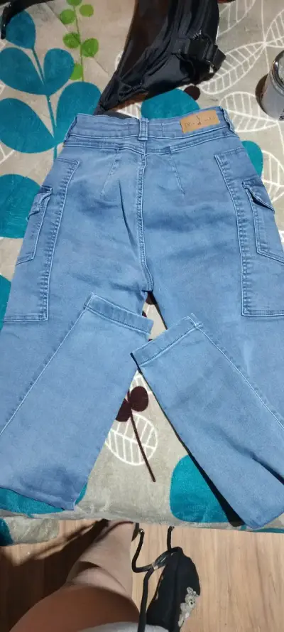 Pantalón celeste con bolsillos - miniatura 2