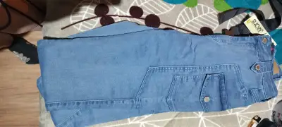 Pantalón celeste con bolsillos - miniatura 3