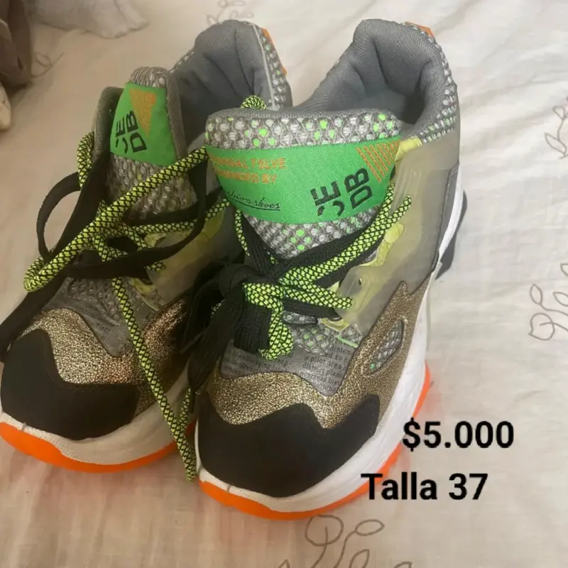 Zapatillas deportivas grises y verdes, y chalas - 1