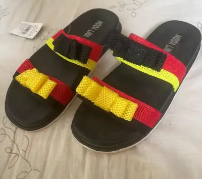 Zapatillas deportivas grises y verdes, y chalas - miniatura 4