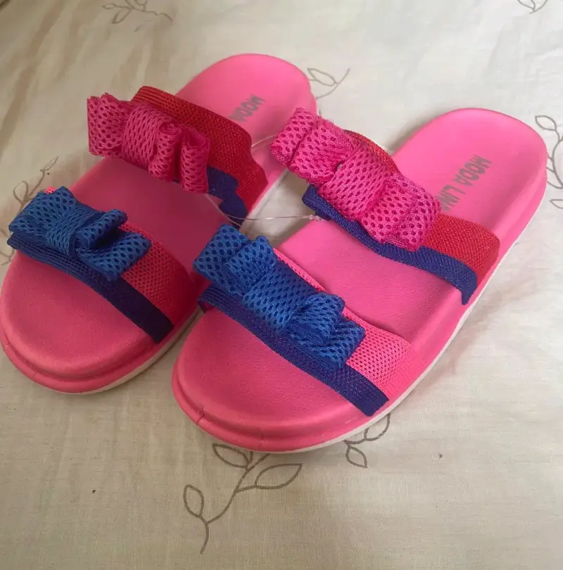 Zapatillas deportivas grises y verdes, y chalas - 5