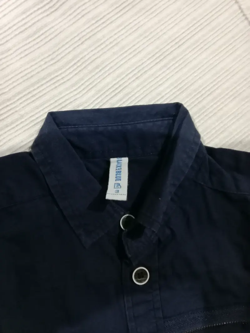 Camisa azul con estampado - 2