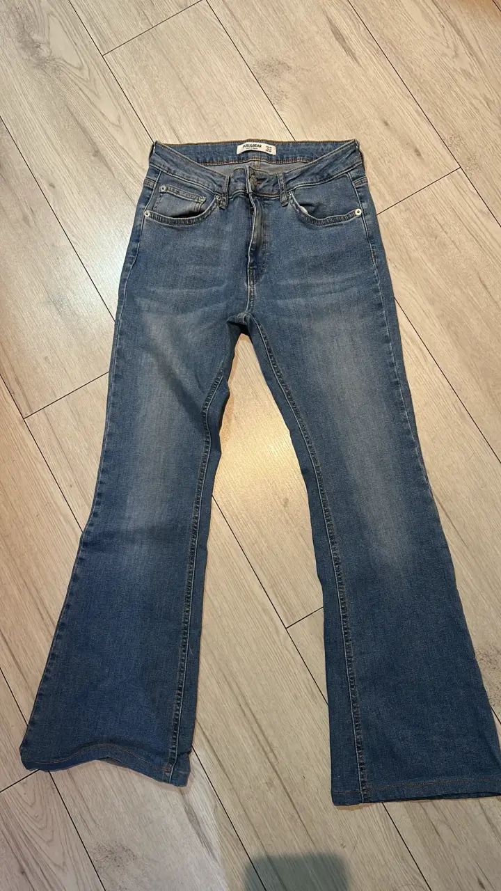 Jeans azul acampanados