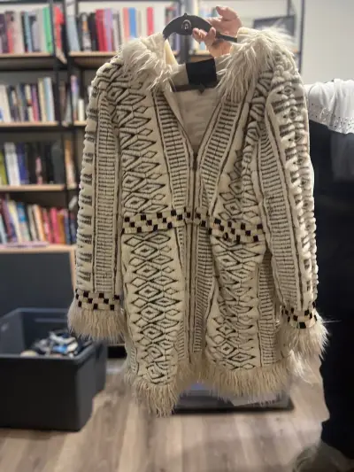 Abrigo con diseño étnico beige y negro - miniatura 1