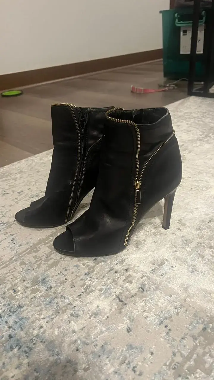Botines negros con cremallera dorada VINCE CAMUTO