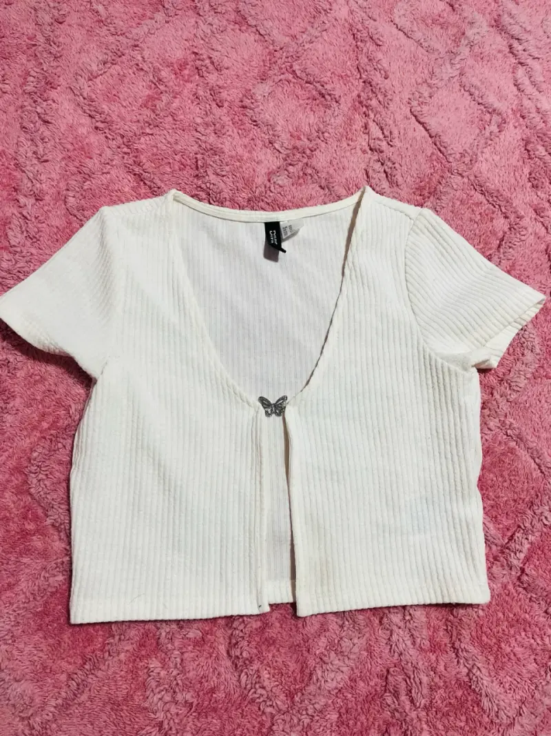 Polera corta blanca con detalle
