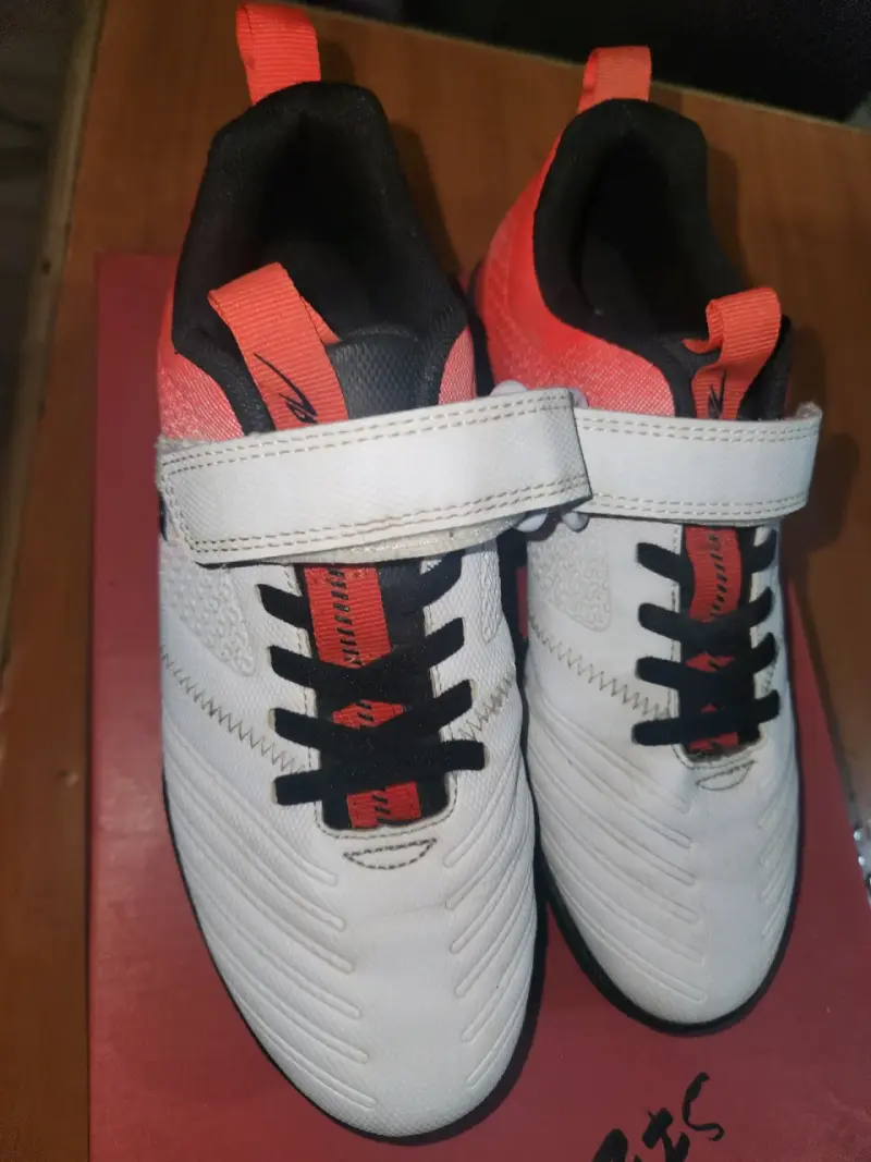 Zapatillas deportivas blancas y naranjas - 1
