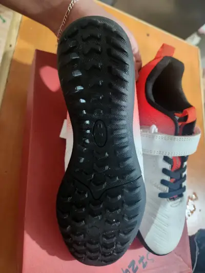 Zapatillas deportivas blancas y naranjas - miniatura 2