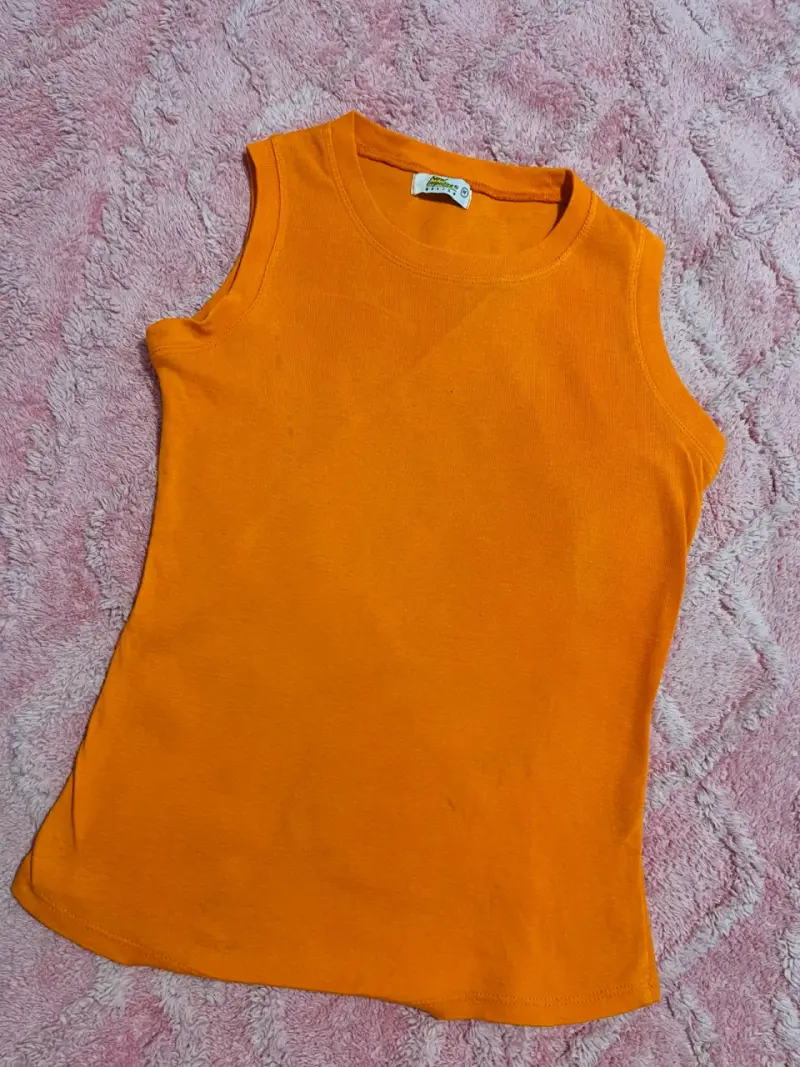 Polera sin mangas naranja estampada - 2