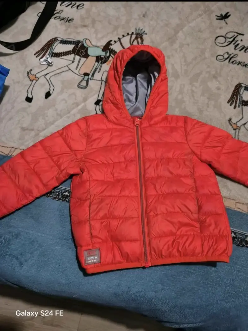 Chaqueta infantil roja con capucha
