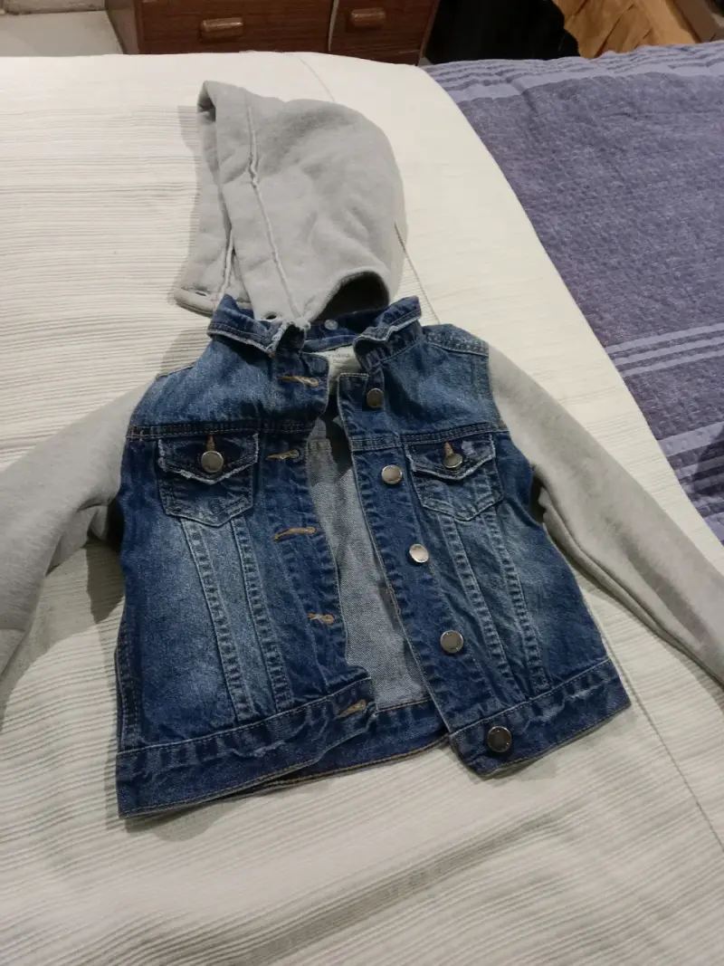 Chaqueta mezclilla con capucha gris - 1