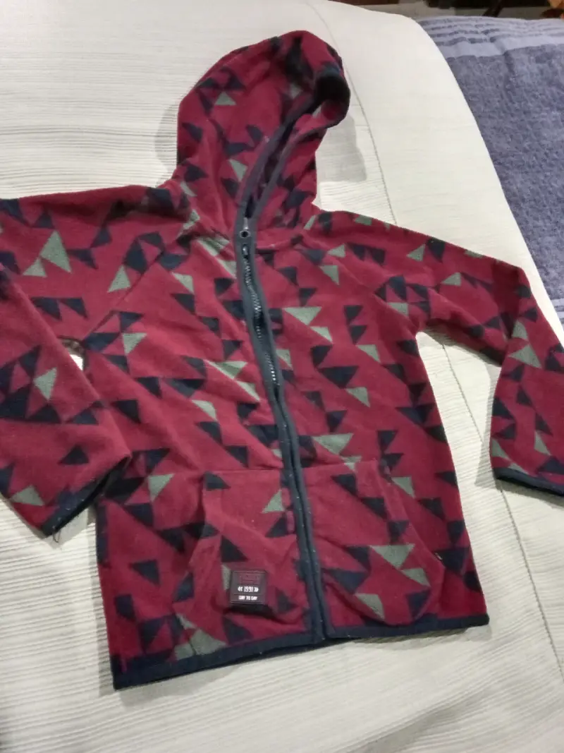 Chaqueta polar con capucha roja - 1