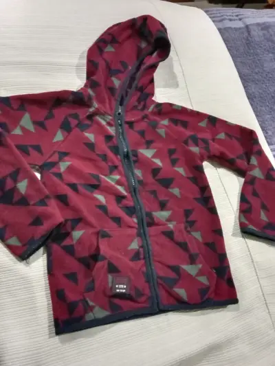 Chaqueta polar con capucha roja - miniatura 1
