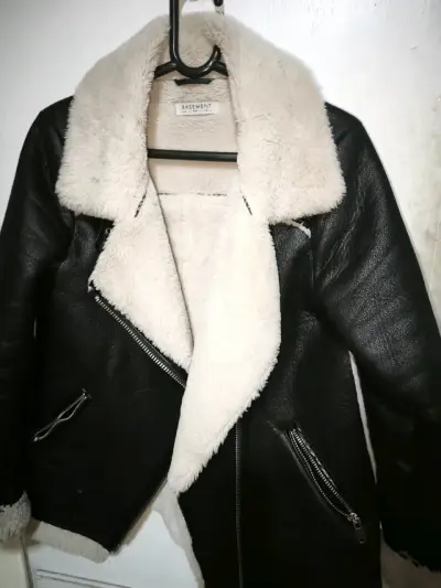 Chaqueta negra con forro de piel - miniatura 2