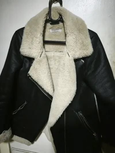 Chaqueta negra con forro de piel - miniatura 3