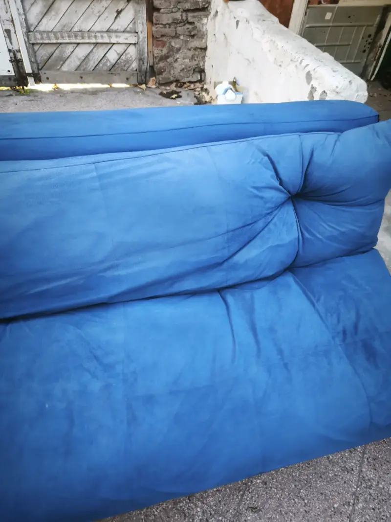 Sofá azul estilo moderno - 1